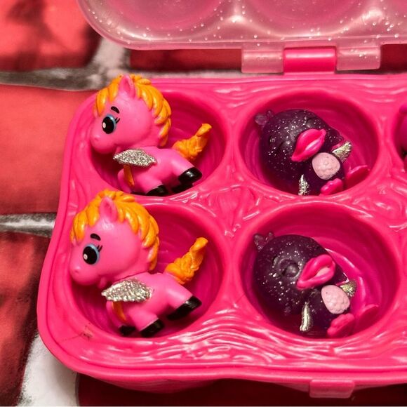 Hatchimals Pink Egg Carton case w/figures - Picture 7 of 7